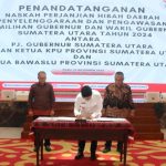 Pj Gubsu Hassanudin menandatangani Naskah Perjanjian Hibah Daerah bersama Ketua KPU Sumut Agus Arifin dan Ketua Bawaslu Sumut Aswin Diapari Lubis, tentang pengawasan dan penyelenggaraan Pemilihan Gubernur (Pilgub) Sumut Tahun 2024, di Aula Raja Inal Siregar Kantor Gubsu Jalan Diponegoro Nomor 30 Medan, Rabu (15/11).(Dok)