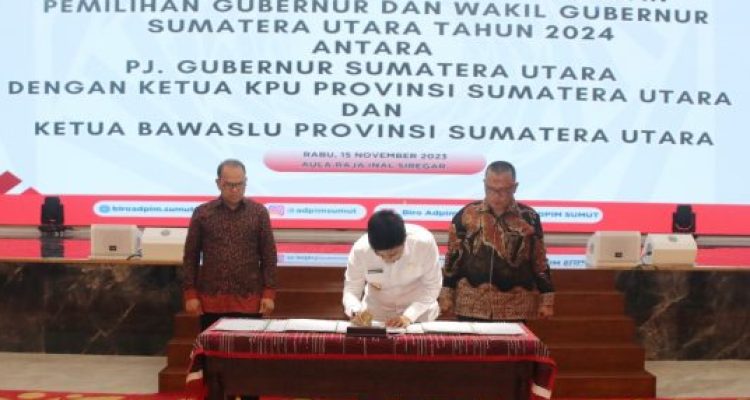 Pj Gubsu Hassanudin menandatangani Naskah Perjanjian Hibah Daerah bersama Ketua KPU Sumut Agus Arifin dan Ketua Bawaslu Sumut Aswin Diapari Lubis, tentang pengawasan dan penyelenggaraan Pemilihan Gubernur (Pilgub) Sumut Tahun 2024, di Aula Raja Inal Siregar Kantor Gubsu Jalan Diponegoro Nomor 30 Medan, Rabu (15/11).(Dok)