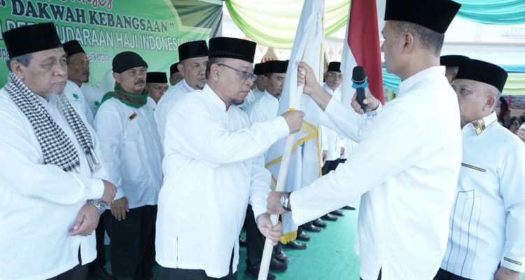 Ketua Ikatan Persaudaraan Haji Indonesia (IPHI) Provinsi Sumatera Utara (Provsu) Musa Rajekshah melantik Pengurus IPHI Kabupaten Asahan Masa Bakti 2023-2028, di Pondok Pesantren Yayasan Pendidikam Qur'an (YPQ) Kisaran, Jalan Jahe Kelurahan Sentang, Kecamatan Kota Kisaran Timur.(Dok)