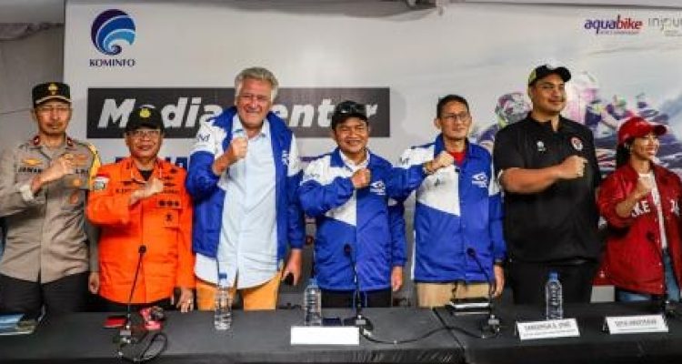 PJ Gubsu Hassanudin bersama Menteri Olahraga RI Dito Ariotedjo, serta Menteri Pariwisata dan Ekonomi Kreatif Sandiaga Salahudin Uno saat sesi Konferensi Pers pada penyelenggaraan Aquabike di Pelabuhan Balige, Kabupaten Toba.(Dok)