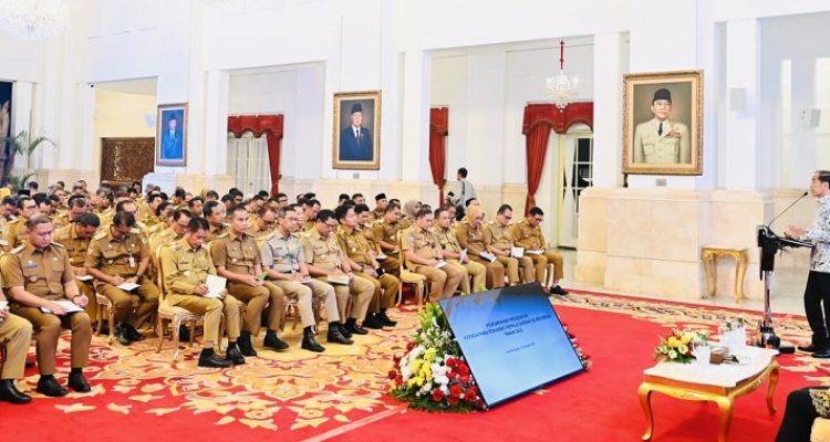 Pj Gubsu Hassanudin bersama seluruh Kepala Daerah se-Indonesia mendengarkan arahan Presiden RI Joko Widodo di Istana Negara, Jakarta.(Dok)