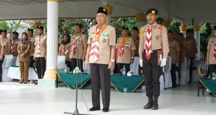 Bupati Asahan H Surya, selaku Ketua Majelis Pembimbing (Kamabicab) Pramuka Asahan bertindak sebagai Inspektur dalam Upacara peringatan Hari Pramuka ke-62 Tahun 2023, Kwartir Cabang (Kwarcab) Gerakan Pramuka Asahan, di lapangan Hoki Kisaran. (Dok)