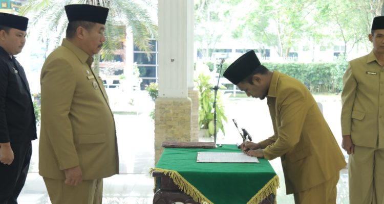 Wakil Bupati Asahan Taufik Zainal Abidin Siregar mengambil sumpah dan melantik 4 orang Pejabat Administrator dan 12 orang Pejabat Pengawas, di Lingkungan Pemerintah Kabupaten Asahan, di Pendopo Rumah Dinas Bupati Asahan.(Dok)