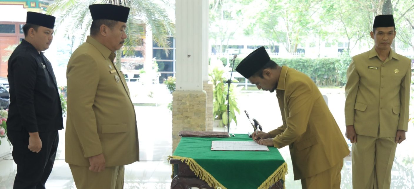 Wakil Bupati Asahan Taufik Zainal Abidin Siregar mengambil sumpah dan melantik 4 orang Pejabat Administrator dan 12 orang Pejabat Pengawas, di Lingkungan Pemerintah Kabupaten Asahan, di Pendopo Rumah Dinas Bupati Asahan.(Dok)