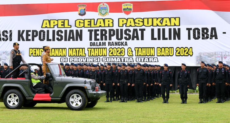 Pj Gubernur Sumut Hassanudin menjadi Inspektur Apel Gelar Pasukan Operasi Kepolisian Terpusat Lilin Toba 2023 dalam rangka Pengamanan Natal 2023 dan Tahun Baru 2024 di Lapangan Ditsamapta Polda Sumut, Jalan Sisingamangaraja, Medan, Kamis (21/12/2023). ***WASGO