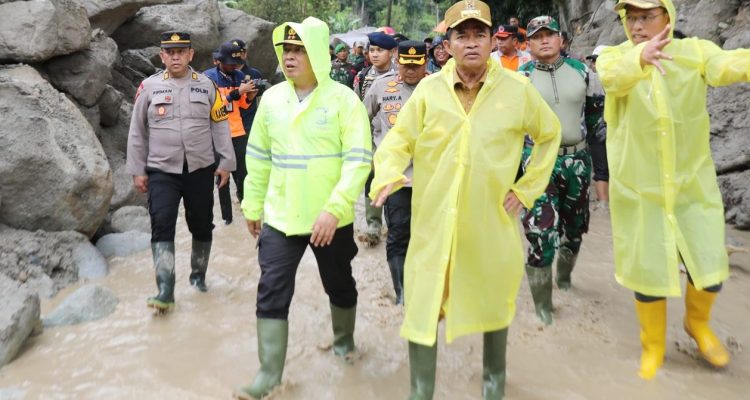 Pj Gubsu Hassanudin meninjau langsung sekaligus memberikan bantuan kepada warga Desa Simangulampe Kecamatan Baktiraja, yang berdampak banjir bandang dan tanah longsor di lokasi pengungsian yakni Aula Kantor Camat Baktiraja Kabupaten Humbang Hasundutan. (Dok)