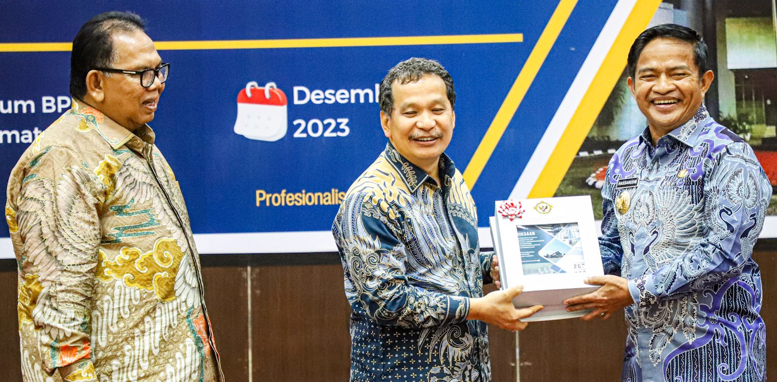 Pj Gubsu Hassanudin menerima Laporan Hasil Pemeriksaan (LHP) dari Badan Pemeriksa Keuangan (BPK) Republik Indonesia (RI) di Auditorium Kantor BPK Perwakilan RI Sumut, Jalan Imam Bonjol, Medan. (Dok)