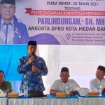 Anggota DPRD Kota Medan Parlindungan SH MH saat berpidato pada melaksanakan Sosialisasi Peraturan Produk Hukum Daerah (Sosperda) ke XII Tahun Anggaran (TA) 2023 Peraturan Daerah (Perda) Nomor 3 Tahun 2021 tentang Penyelenggaraan Administrasi Kependudukan (Adminduk) di Kapten M Jamil Lingkungan VI Kelurahan Bandar Selamat Kecamatan Medan Tembung, Sabtu (16/12/2023).(Foto:informasiterpercaya.com)