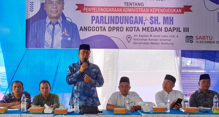 Anggota DPRD Kota Medan Parlindungan SH MH saat berpidato pada melaksanakan Sosialisasi Peraturan Produk Hukum Daerah (Sosperda) ke XII Tahun Anggaran (TA) 2023 Peraturan Daerah (Perda) Nomor 3 Tahun 2021 tentang Penyelenggaraan Administrasi Kependudukan (Adminduk) di Kapten M Jamil Lingkungan VI Kelurahan Bandar Selamat Kecamatan Medan Tembung, Sabtu (16/12/2023).(Foto:informasiterpercaya.com)