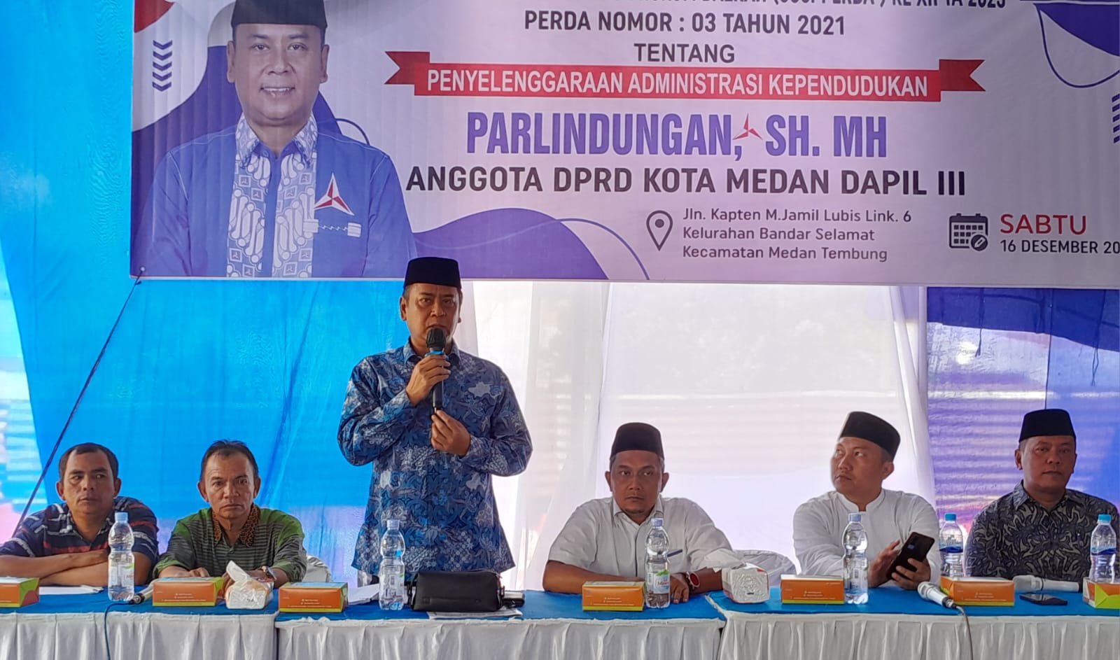 Anggota DPRD Kota Medan Parlindungan SH MH saat berpidato pada melaksanakan Sosialisasi Peraturan Produk Hukum Daerah (Sosperda) ke XII Tahun Anggaran (TA) 2023 Peraturan Daerah (Perda) Nomor 3 Tahun 2021 tentang Penyelenggaraan Administrasi Kependudukan (Adminduk) di Kapten M Jamil Lingkungan VI Kelurahan Bandar Selamat Kecamatan Medan Tembung, Sabtu (16/12/2023).(Foto:informasiterpercaya.com)