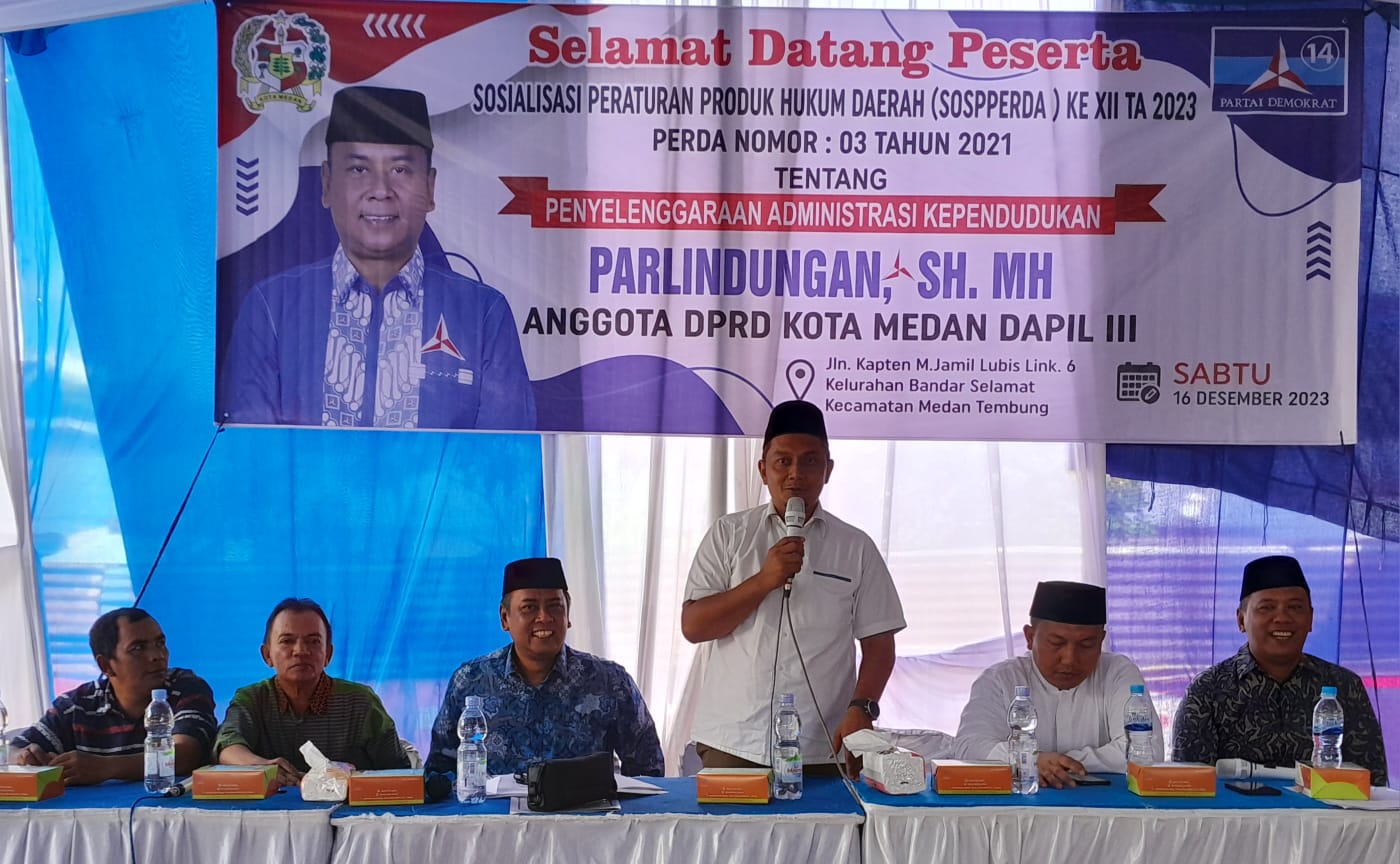 Caleg DPRD Sumut dari Partai Demokrat, Hery Siswan SHI saat berpidato pada melaksanakan Sosialisasi Peraturan Produk Hukum Daerah (Sosperda) ke XII Tahun Anggaran (TA) 2023 Peraturan Daerah (Perda) Nomor 3 Tahun 2021 tentang Penyelenggaraan Administrasi Kependudukan (Adminduk) di Kapten M Jamil Lingkungan VI Kelurahan Bandar Selamat Kecamatan Medan Tembung, Sabtu (16/12/2023).(Foto:informasiterpercaya.com)