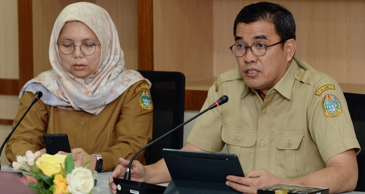 Kepala Dinas Koperasi dan Usaha Kecil dan Menengah Provinsi Sumatera Utara (Sumut) Naslindo Sirait memaparkan berbagai program untuk tingkatkan kualitas Koperasi, Usaha Kecil dan Menengah pada konferensi pers yang difasilitasi Dinas Komunikasi dan Informatika (Kominfo) Sumut di Kantor Gubernur Sumut, Jalan Pangeran Dipenogoro Nomor 30, Medan, Selasa (5/12).(Dok)