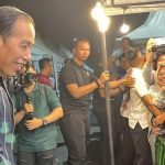 Presiden Joko Widodo (Jokowi) mengunjungi Pasar Pon, Surakarta, Jawa Tengah, malam tadi. Jokowi tampak disambut antusias warga yang merayakan tahun baru di pasar tersebut. (Dok)