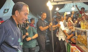 Presiden Joko Widodo (Jokowi) mengunjungi Pasar Pon, Surakarta, Jawa Tengah, malam tadi. Jokowi tampak disambut antusias warga yang merayakan tahun baru di pasar tersebut. (Dok)