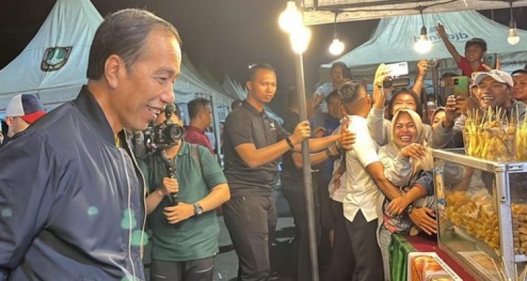 Presiden Joko Widodo (Jokowi) mengunjungi Pasar Pon, Surakarta, Jawa Tengah, malam tadi. Jokowi tampak disambut antusias warga yang merayakan tahun baru di pasar tersebut. (Dok)