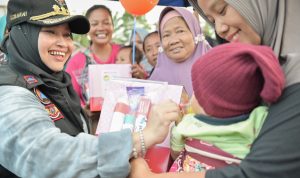 Bupati Kasmarni menyalurkan bantuan kebutuhan sehari-hari bagi korban banjir di Kecamatan Siak Kecil Desa Muara Dua Kabupaten Bengkalis, Riau. (Dok)