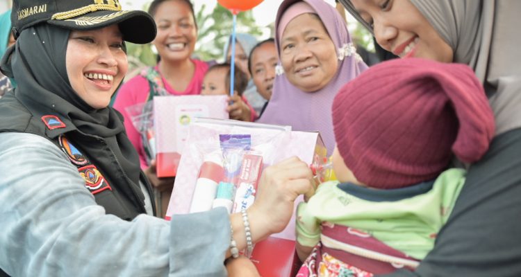 Bupati Kasmarni menyalurkan bantuan kebutuhan sehari-hari bagi korban banjir di Kecamatan Siak Kecil Desa Muara Dua Kabupaten Bengkalis, Riau. (Dok)