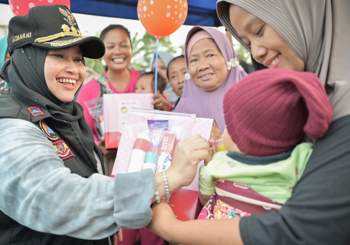 Bupati Kasmarni menyalurkan bantuan kebutuhan sehari-hari bagi korban banjir di Kecamatan Siak Kecil Desa Muara Dua Kabupaten Bengkalis, Riau. (Dok)