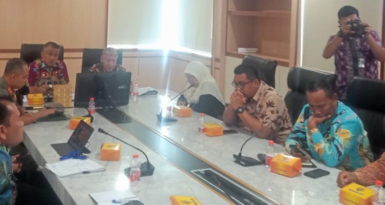 Asisten Pemerintahan dan Kesejahteraan Rakyat Basarin Yunus Tanjung mewakili Penjabat (Pj) Gubernur Sumut Hassanudin memimpin rapat yang berlangsung di Ruang Rapat, Lantai 2, Kantor Gubernur, Jalan Pangeran Diponegoro Nomor 30, Medan. (Dok)