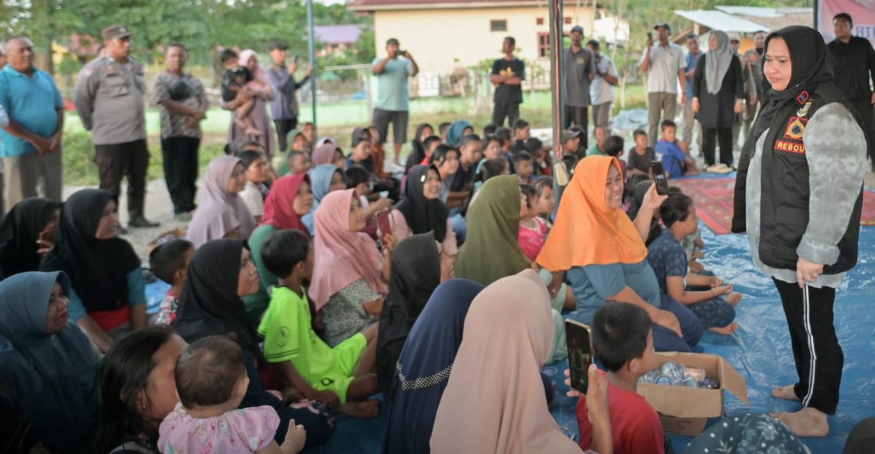 Bupati Bengkalis Kasmarni saat meninjau korban banjir di Desa Muara Dua Kecamatan Siak Kecil Kabupaten Bengkalis, Riau. (Dok)