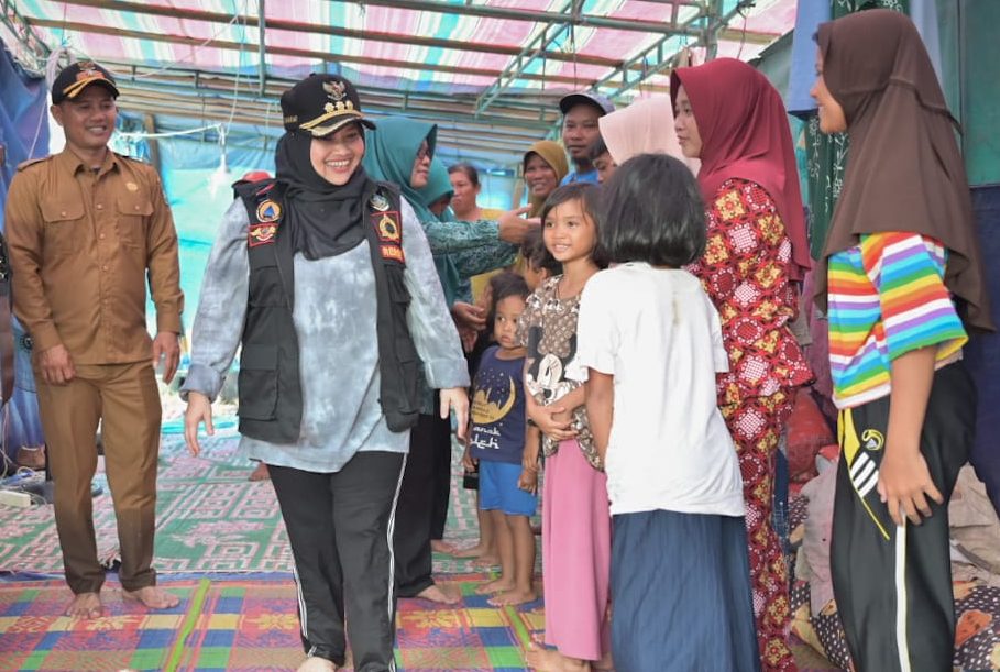 Bupati Bengkalis Kasmarni saat meninjau korban banjir di Desa Muara Dua Kecamatan Siak Kecil Kabupaten Bengkalis, Riau. (Dok)