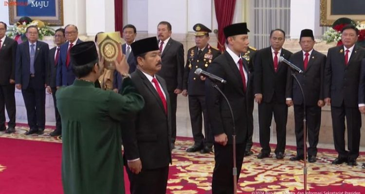 Presiden Joko Widodo (Jokowi) resmi melantik dua menteri baru pada Kabinet Indonesia Maju. Dua menteri yang dilantik Jokowi itu ialah Hadi Tjahjanto sebagai Menteri Koordinator Politik, Hukum, dan Keamanan (Polhukam) serta Agus Harimurti Yudhoyono (AHY) sebagai Menteri Agraria dan Tata Ruang (ATR)/Kepala Badan Pertanahan Nasional (BPN).