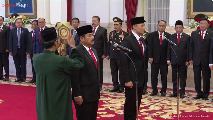 Presiden Joko Widodo (Jokowi) resmi melantik dua menteri baru pada Kabinet Indonesia Maju. Dua menteri yang dilantik Jokowi itu ialah Hadi Tjahjanto sebagai Menteri Koordinator Politik, Hukum, dan Keamanan (Polhukam) serta Agus Harimurti Yudhoyono (AHY) sebagai Menteri Agraria dan Tata Ruang (ATR)/Kepala Badan Pertanahan Nasional (BPN).