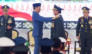 Presiden Joko Widodo (Jokowi) memberikan pangkat istimewa jenderal TNI (HOR) kepada Menteri Pertahanan (Menhan) Prabowo Subianto.