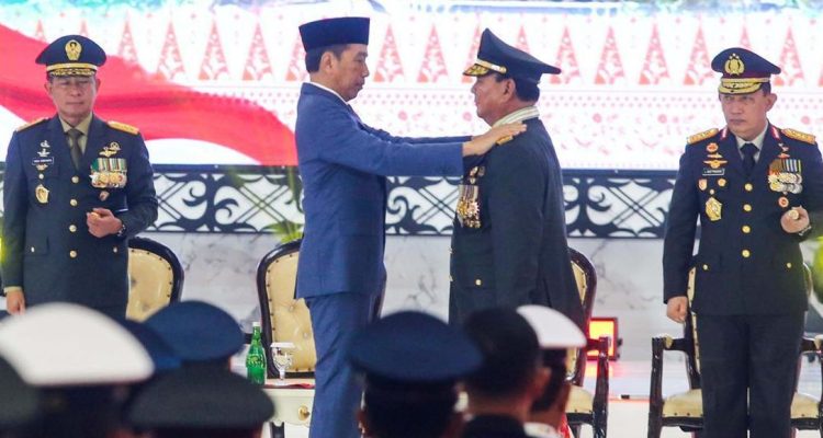 Presiden Joko Widodo (Jokowi) memberikan pangkat istimewa jenderal TNI (HOR) kepada Menteri Pertahanan (Menhan) Prabowo Subianto.