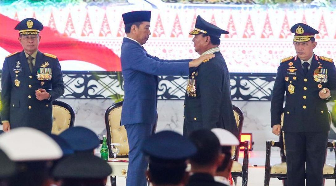 Presiden Joko Widodo (Jokowi) memberikan pangkat istimewa jenderal TNI (HOR) kepada Menteri Pertahanan (Menhan) Prabowo Subianto.