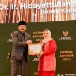 Bupati Bengkalis Kasmarni menerima penghargaan Baznas award, Kamis, 29 Februari 2024 di Jakarta.