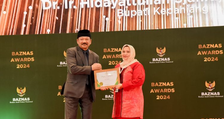 Bupati Bengkalis Kasmarni menerima penghargaan Baznas award, Kamis, 29 Februari 2024 di Jakarta.