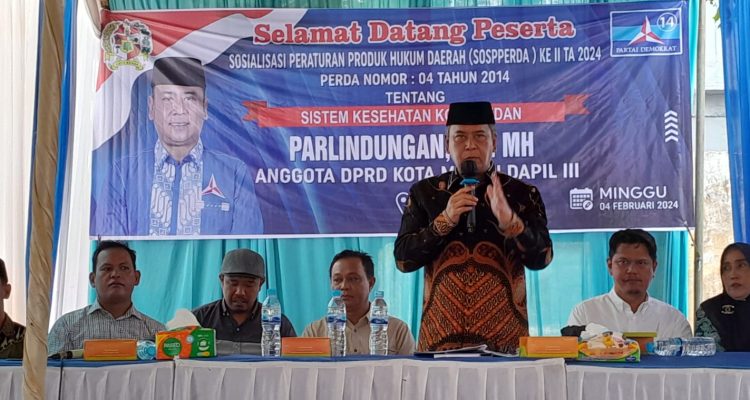 Anggota DPRD Kota Medan Parlindungan SH MH saat menyampaikan materi Sosialisasi Produk Hukum Daerah ke 2 Tahun Anggaran (TA) 2024, Peraturan Daerah Nomor 4 Tahun 2012 tentang Sistem Kesehatan Kota Medan dilaksanakan di Jalan Sering No.34 Lingkungan 7 Kelurahan Sidorejo Kecamatan Medan Tembung, Minggu (04/02/2024).