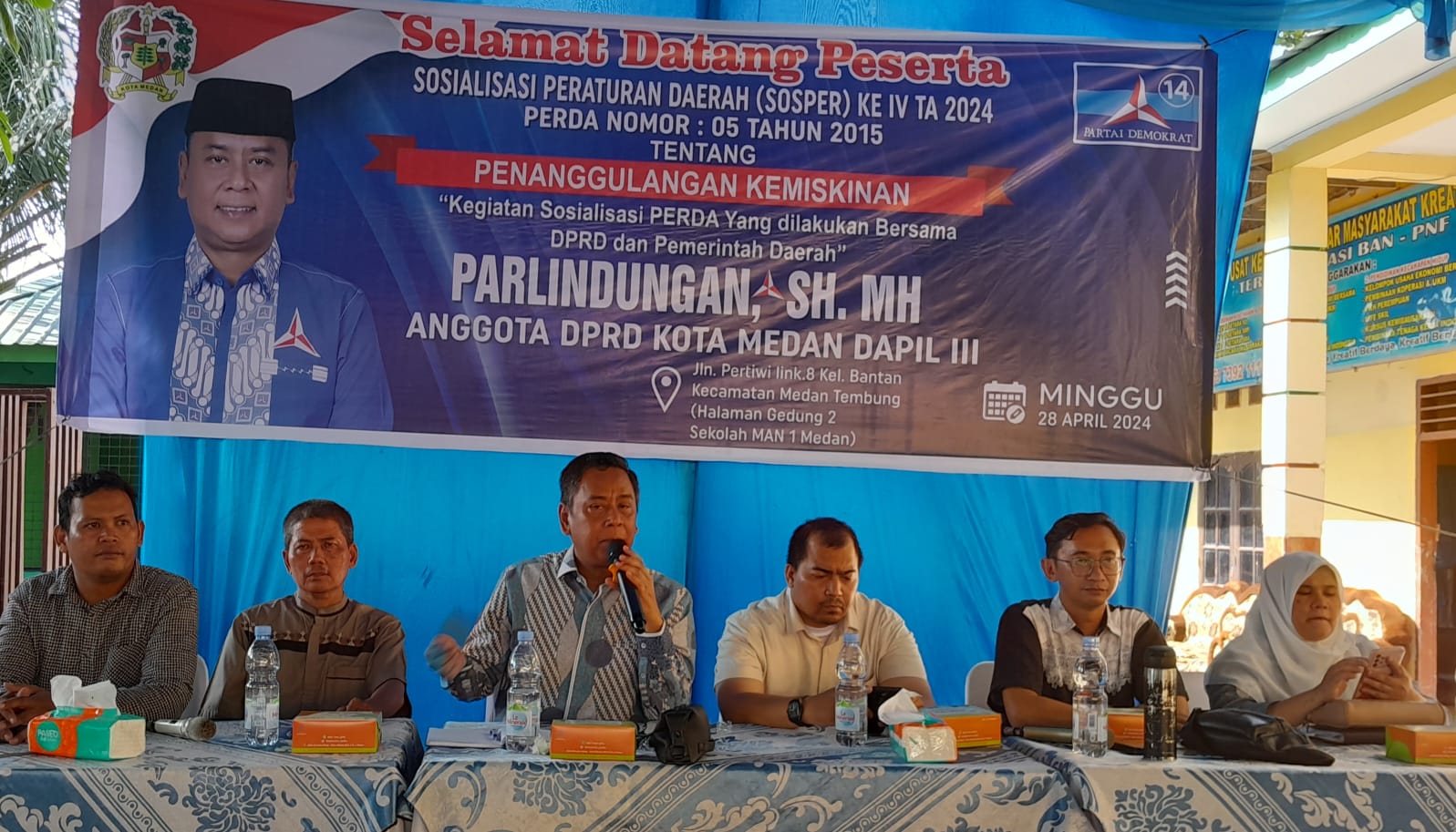 TEKS: Anggota DPRD Kota Medan Parlindungan SH MH saat menyelenggarakan Sosialisasi Peraturan Daerah (Sosperda) ke IV TA 2024 Perda Nomor 5 Tahun 2015 tentang Penanggulangan Kemiskinan di halaman Gedung MAN 1 Jalan Pertiwi Lingkungan VIII, Minggu (28/04/2024).(Foto:informasiterpercaya.com)