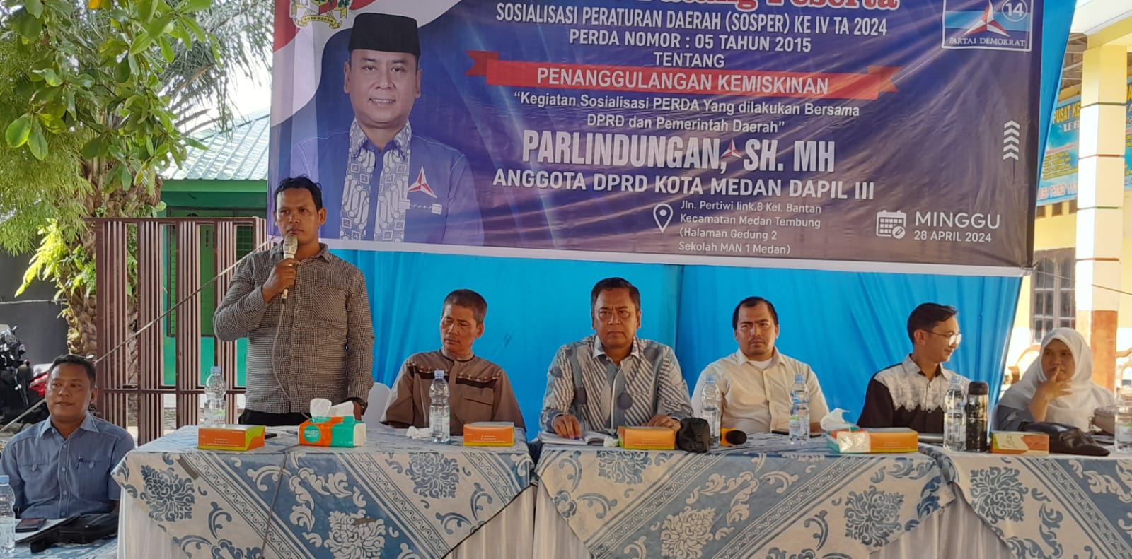 TEKS: Ratusan masyarakat saat mendengarkan pengarahan Golden Purba dari RSU Dr Pirngadi Medan di acara Sosialisasi Peraturan Daerah (Sosperda) ke IV TA 2024 Perda Nomor 5 Tahun 2015 tentang Penanggulangan Kemiskinan di halaman Gedung MAN 1 Jalan Pertiwi Lingkungan VIII, Minggu (28/04/2024).(Foto:informasiterpercaya.com)