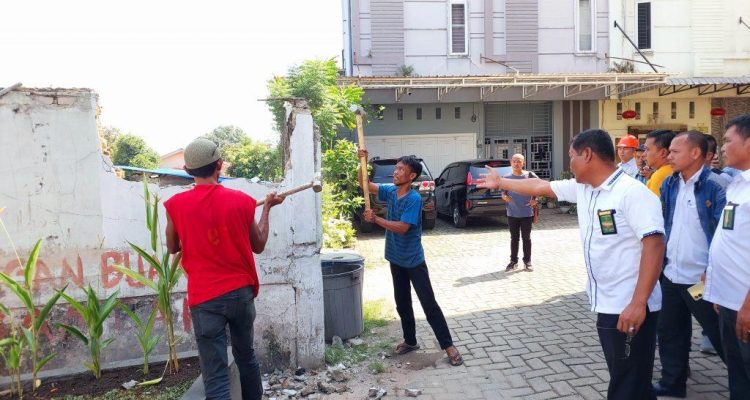 Anggota DPRD Medan saat membongkar tembok