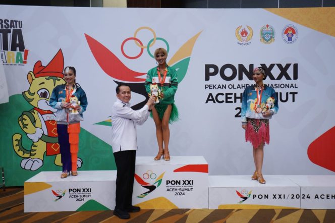 Pj Gubsu Beri Hadiah pada Salah Seorang Pemenang Dancesport, Atlet Sumut Makin Semangat