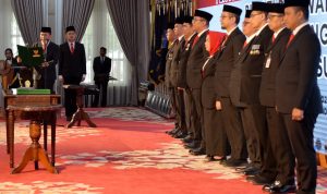 Pj Gubsu Agus Fatoni mengukuhkan 11 Penjabat Sementara Bupati dan Walikota serta menyerahkan Surat Pelaksana Tugas kepada 6 Bupati dan Walikota di Lingkungan Provinsi Sumatera Utara yang dilaksanakan di Aula Tengku Rizal Nurdin Jalan Sudirman Kota Medan, kemarin.