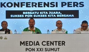 Ketua Harian PB PON XXI Wilayah Sumut, Baharuddin Siagian (dua dari kiri) dalam konferensi pers di Media Center Utama Hotel Santika Dyandra, Medan, Kamis, 12 September 2024.