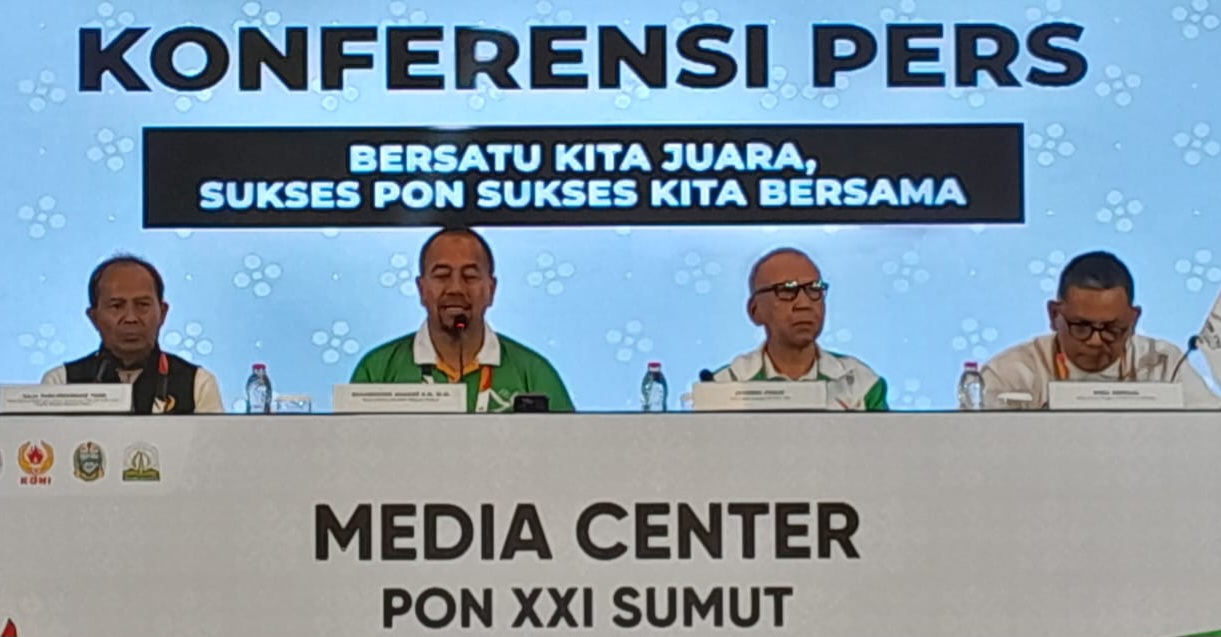 Ketua Harian PB PON XXI Wilayah Sumut, Baharuddin Siagian (dua dari kiri) dalam konferensi pers di Media Center Utama Hotel Santika Dyandra, Medan, Kamis, 12 September 2024.