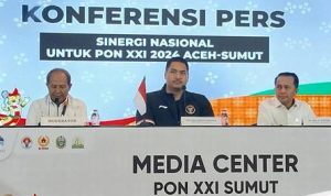 Pj Gubernur Sumatera Utara (Sumut) Agus Fatoni mendampingi Menteri Pemuda dan Olahraga Dito Ariotejo pada Konferensi Pers mengenai pelaksanaan PON XXI 2024 Aceh-Sumut di Media Center Utama PON XXI Sumut Jalan Kapten Maulan Lubis, Kota Medan, Jumat malam (13/9).