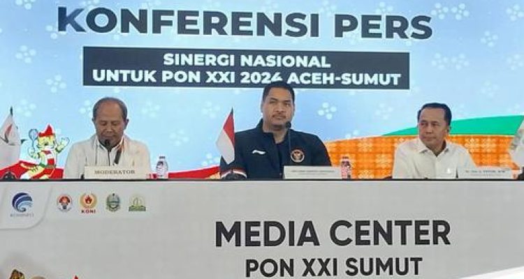 Pj Gubernur Sumatera Utara (Sumut) Agus Fatoni mendampingi Menteri Pemuda dan Olahraga Dito Ariotejo pada Konferensi Pers mengenai pelaksanaan PON XXI 2024 Aceh-Sumut di Media Center Utama PON XXI Sumut Jalan Kapten Maulan Lubis, Kota Medan, Jumat malam (13/9).