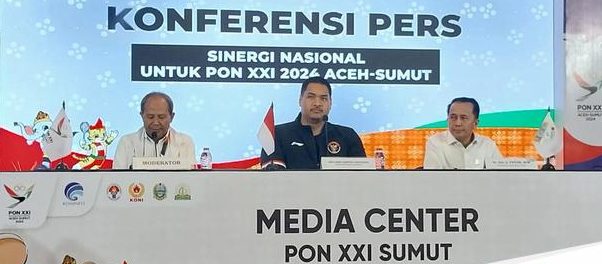 Pj Gubernur Sumatera Utara (Sumut) Agus Fatoni mendampingi Menteri Pemuda dan Olahraga Dito Ariotejo pada Konferensi Pers mengenai pelaksanaan PON XXI 2024 Aceh-Sumut di Media Center Utama PON XXI Sumut Jalan Kapten Maulan Lubis, Kota Medan, Jumat malam (13/9).