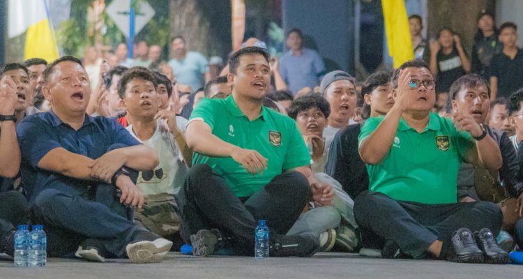 Bobby Nasution & Ribuan Warga Duduk Lesehan di Jalan Imam Bonjol Nobar Timnas Indonesia vs Australia.