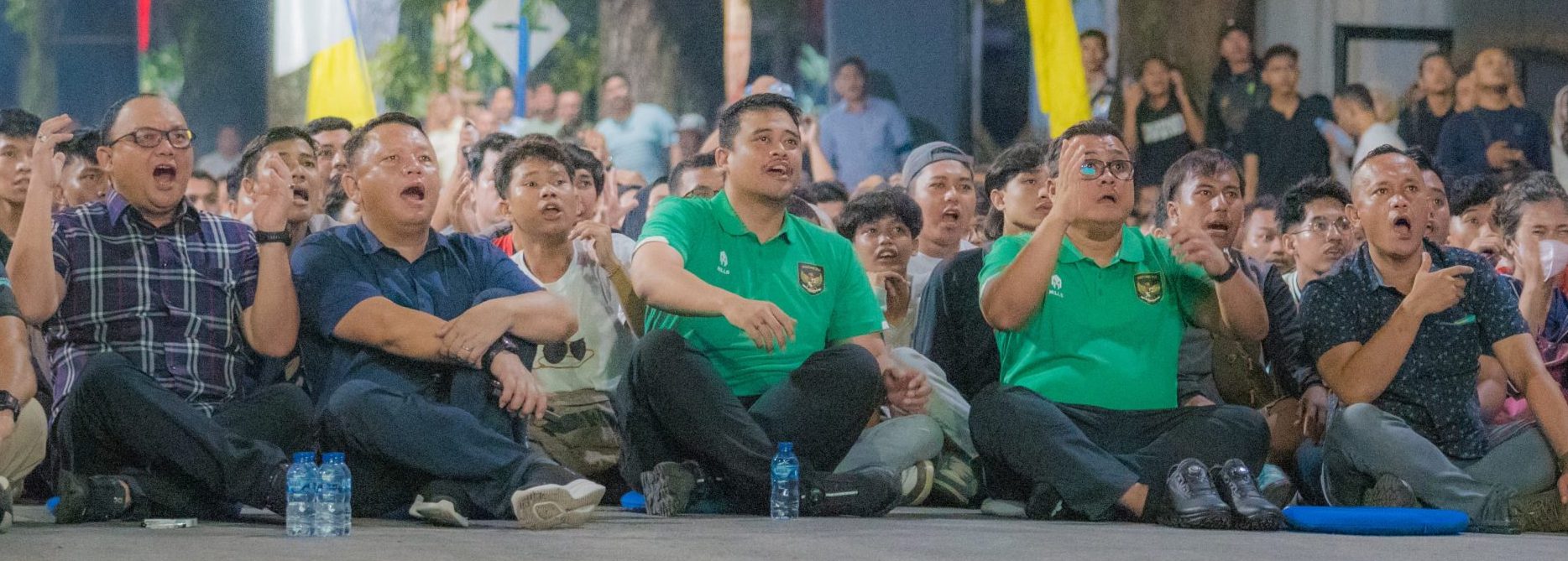 Bobby Nasution & Ribuan Warga Duduk Lesehan di Jalan Imam Bonjol Nobar Timnas Indonesia vs Australia.