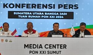 Saat memberikan keterangan pers di media center