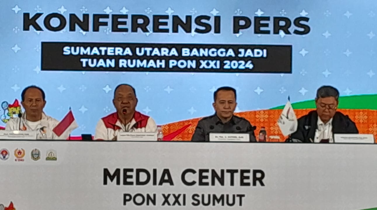 Saat memberikan keterangan pers di media center