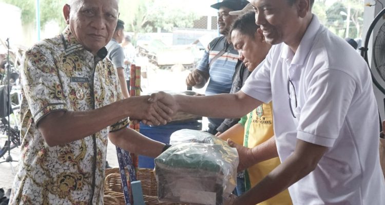 Bupati Surya Serahkan Pakaian dan Perlengkapan Kerja THL Dinas LH Kabupaten Asahan