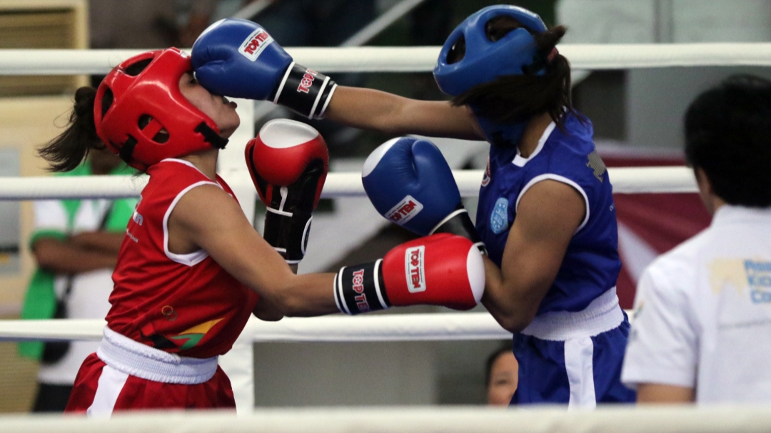 Atlet Kickboxing Jatim Viona Amalia Menang TKO atas Yoanita Rostika dari NTT