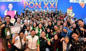 Penjabat (Pj) Gubernur Sumatera Utara (Sumut) Agus Fatoni memberian penghargaan kepada panitia dan pendukung wilayah Sumut.